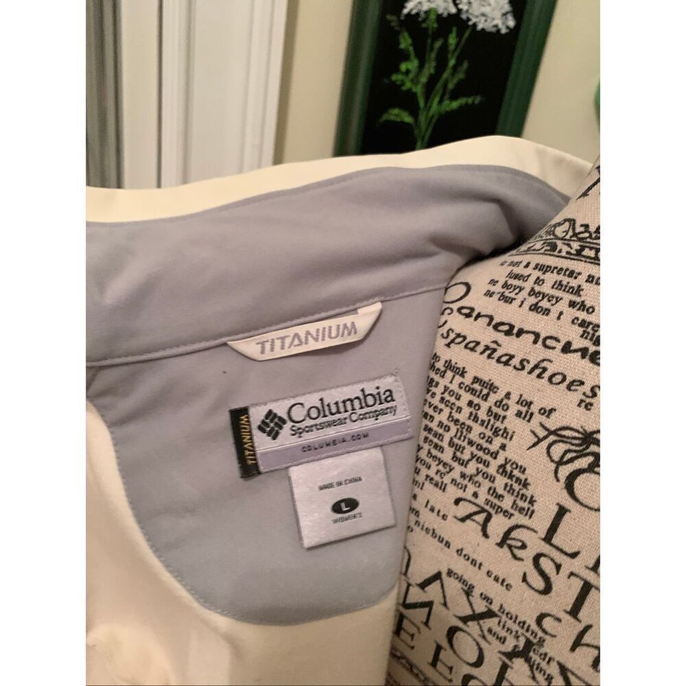 Columbia Titanium women's full-zip jacket in a cream or off-white color - Picture 4 of 9